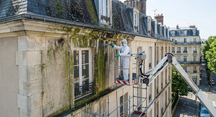 Rénovation et peinture de l'extérieur, avant et après, et tour d'échafaudage