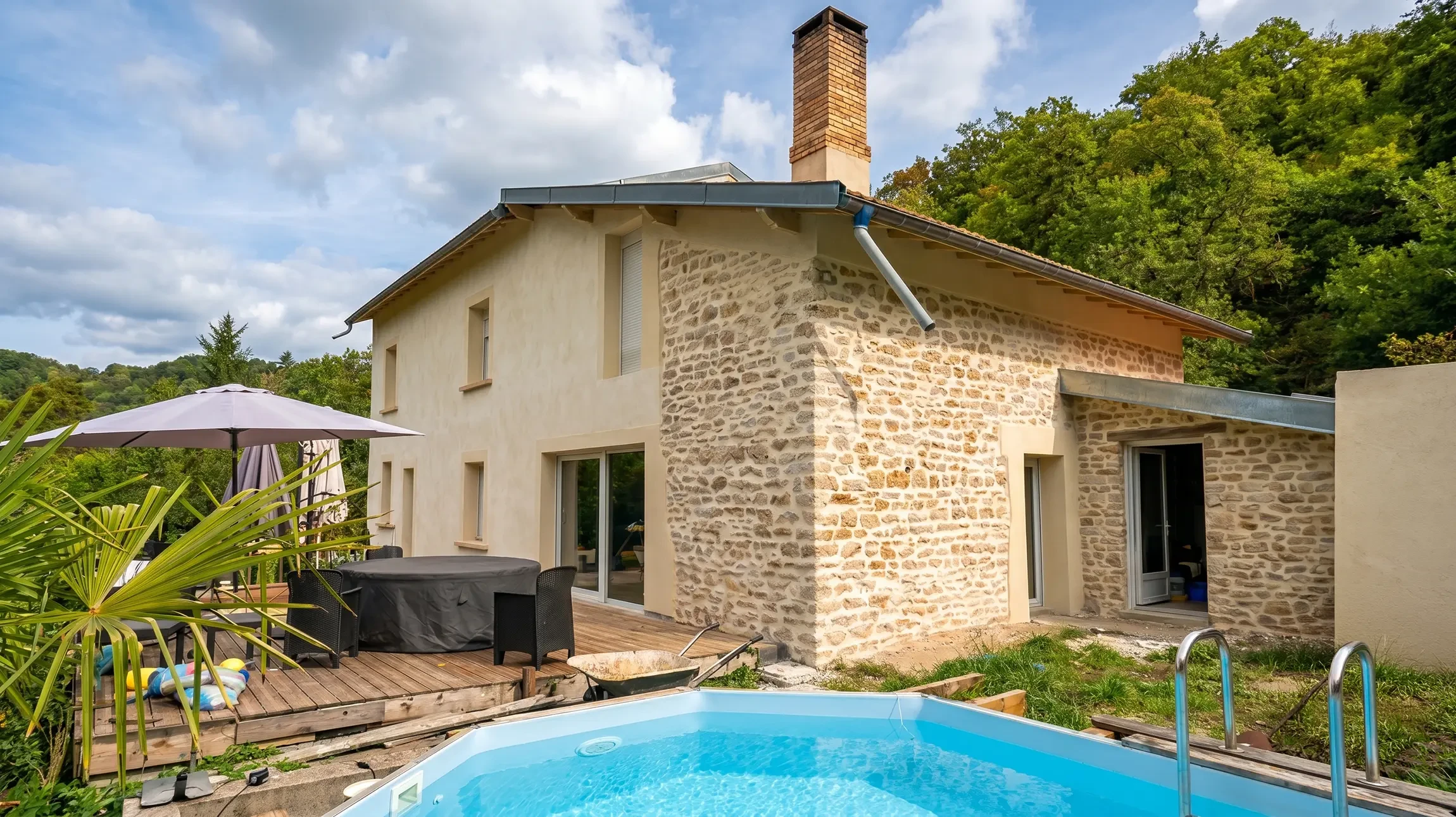 Maison individuelle de style européen, façade enduite blanc-gris, deux niveaux